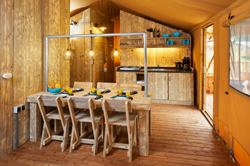 Binnenkant van glamping tent Duinrell